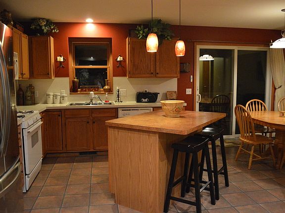 Open Kitchen.
						:
						Eat in kitchen with island. See everything while cooking and entertaining.