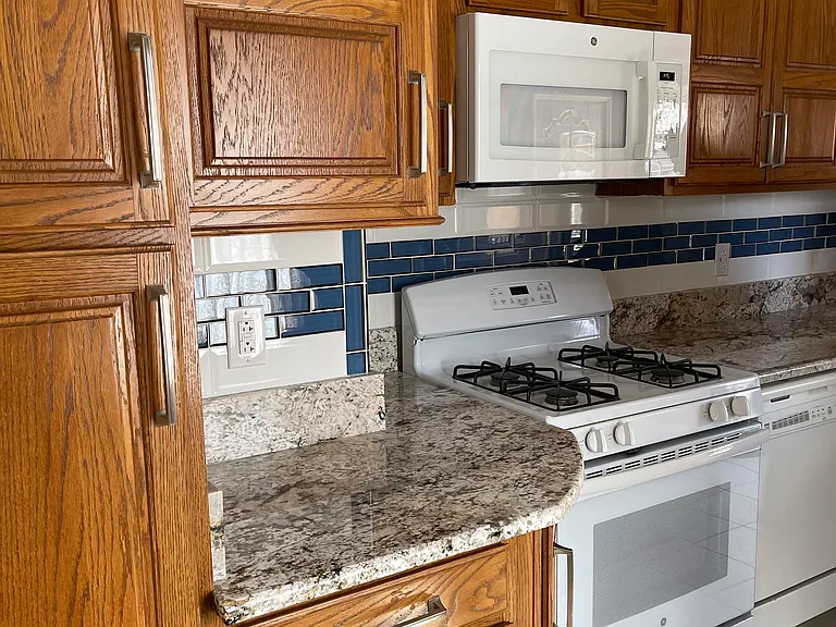 433 Broadway St — Photo 5