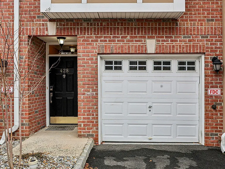 428 Newburgh Ct #428 — Photo 37