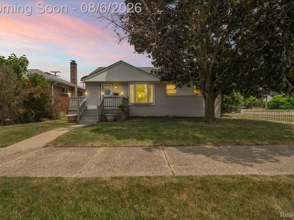 26000 Fernwood St, Roseville, MI 48066