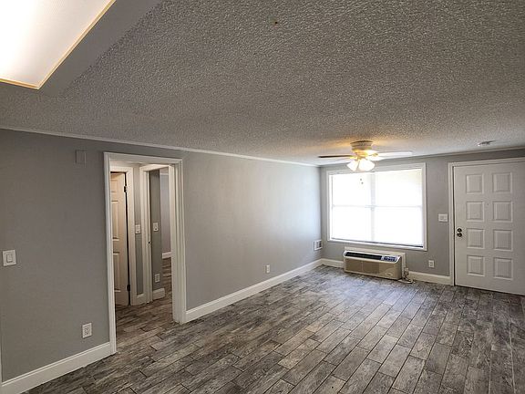 5th image of 1400 Strawberry Pl #19