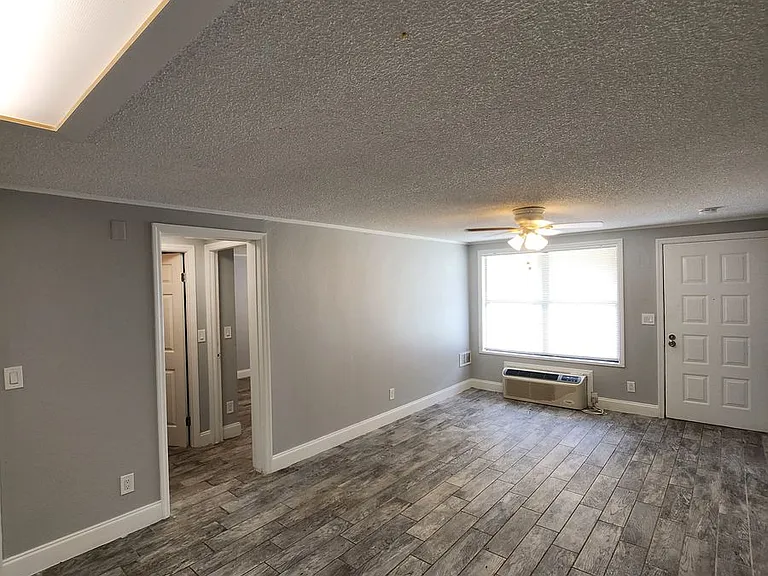 Strawberry Place Apartments — Photo 4
