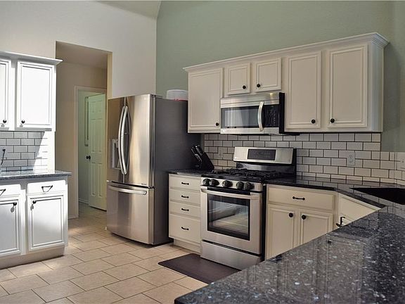 3rd image of 2827 Park Place Dr