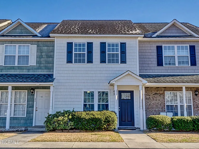 202 Bridgewood Dr — Photo 1