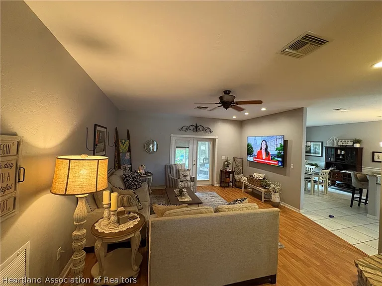 2843 Meadowood Ln — Photo 4