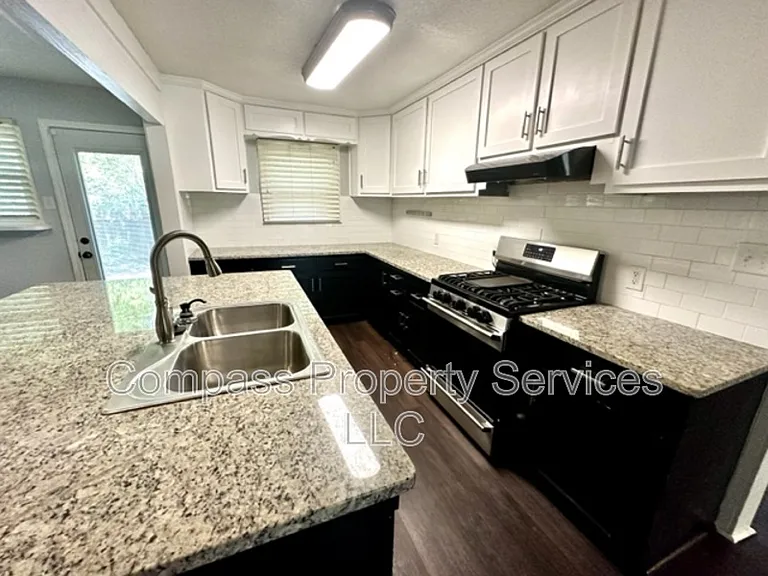 1317 Hillside St — Photo 7