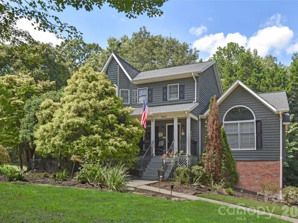 1861 Plaza Dr, Hickory, NC 28602