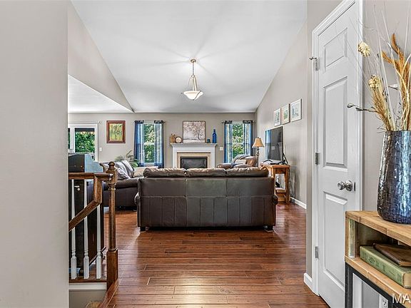 3rd image of 515 Amber Way Ct