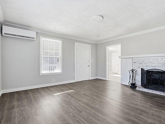 5th image of 109 Farmer St