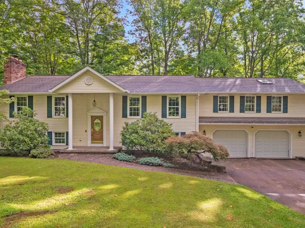 6051 Saddlehorn Dr, Erie, PA 16506