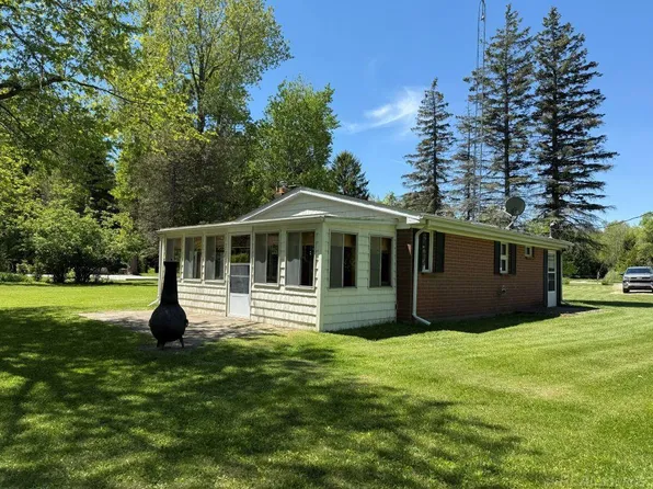 5806 Lakeshore Rd N, Palms, MI 48465