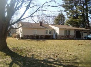 1 Valley View Rd, Hyde Park, NY 12538