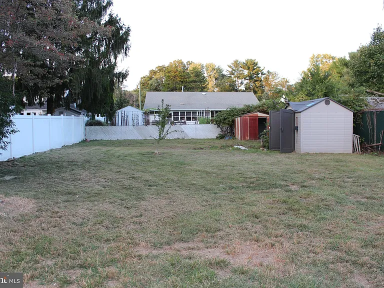 413 Dickinson Rd — Photo 4
