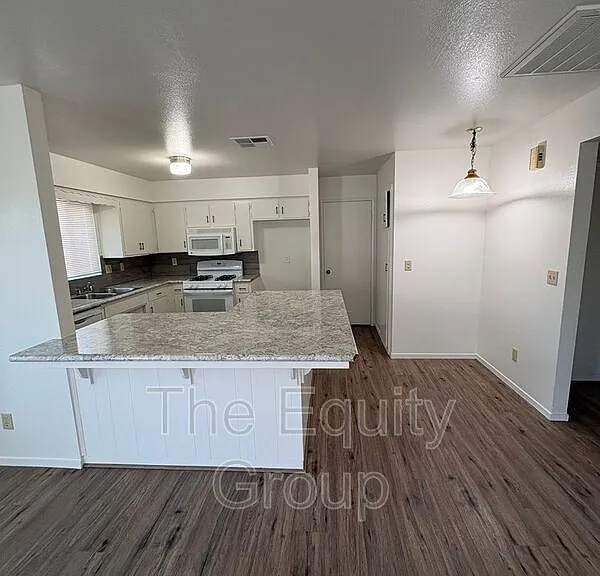 700 E Tulare Ave — Photo 5