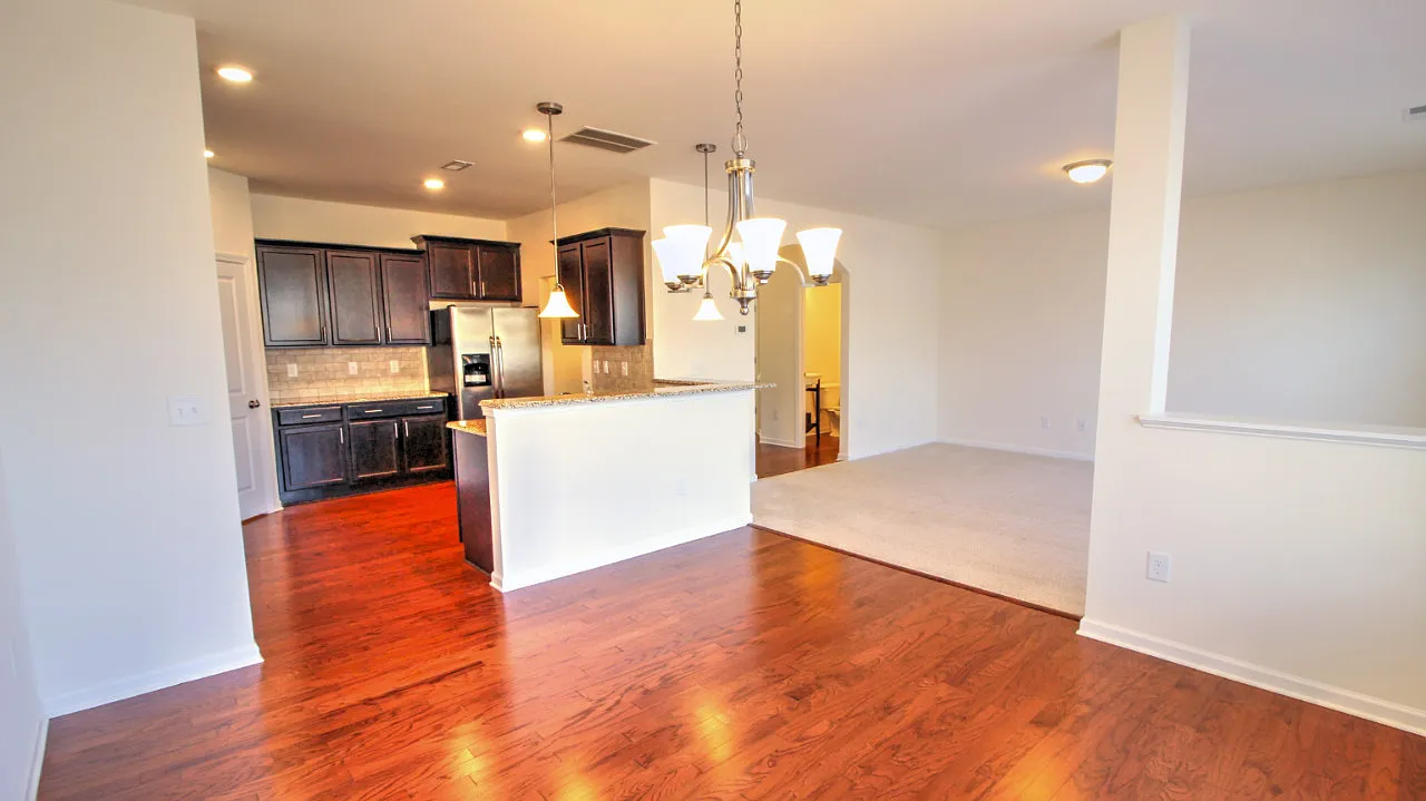 3 bed, 2.5 bath, 1923 sqft, $2,095 — Photo 2