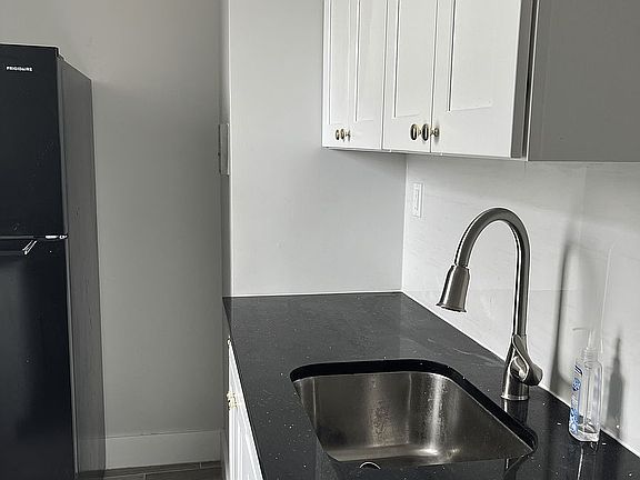 3rd image of 230 E 26th St #D6