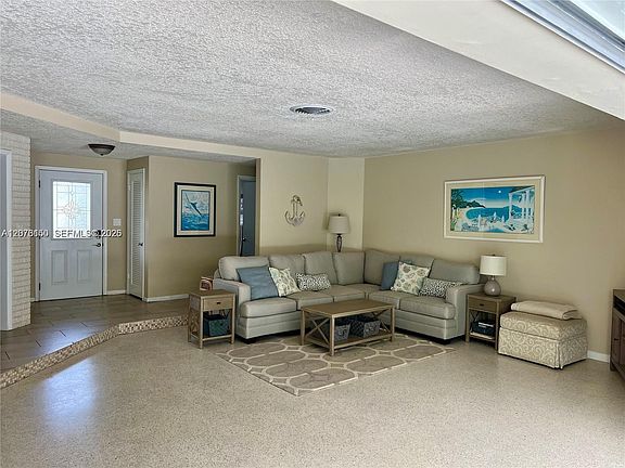 4th image of 1241 Manor Dr
