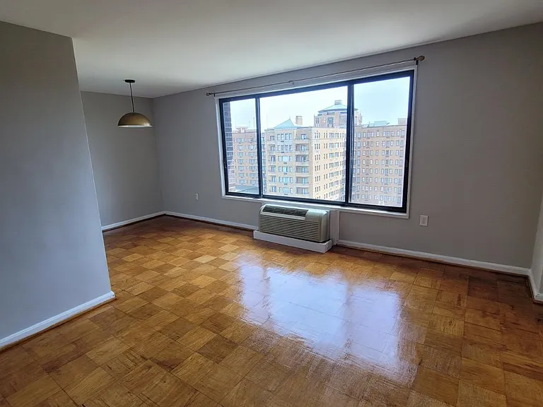 2501 Calvert St NW — Photo 11