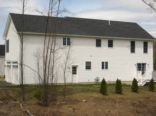 84 University Cir, Hooksett, NH 03106