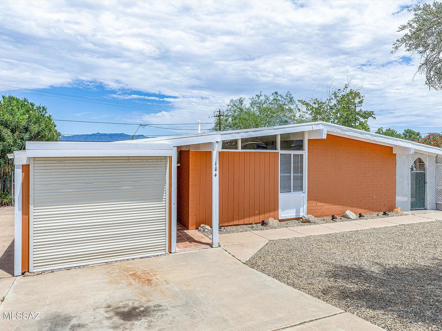 3 bed, 1.0 bath, 1053 sqft, $1,095 — Photo 3