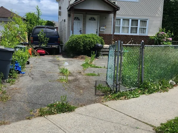 14745 Huxley St, Rosedale, NY 11422