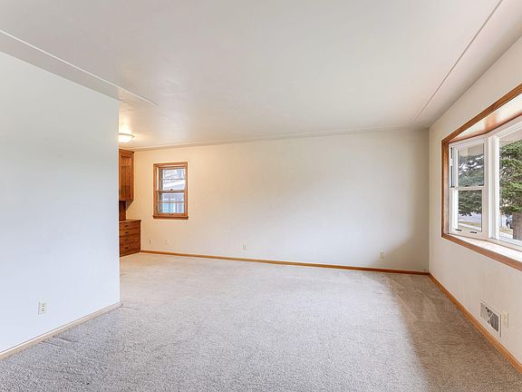 4th image of 553 Hoyt Ave E