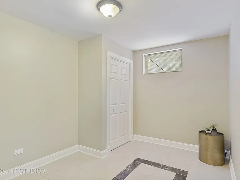 2042 W Warren Blvd — Photo 31