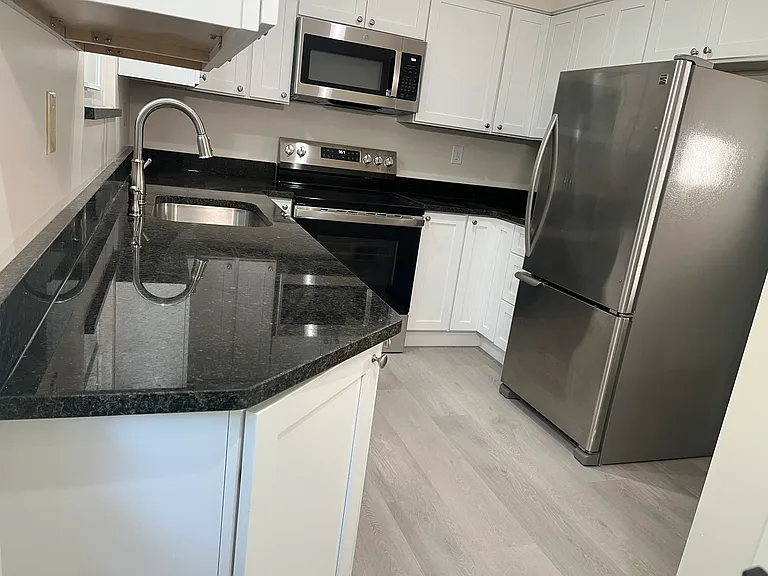 *Brand new* kitchen! 9' x 10'