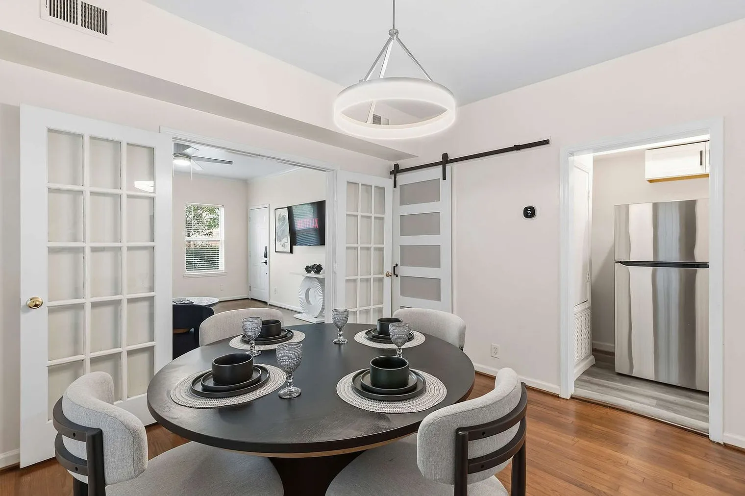 1 bed, 1.0 bath, 1087 sqft, $3,578 — Photo 4