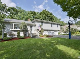 798 Wynetta Pl, Paramus, NJ 07652