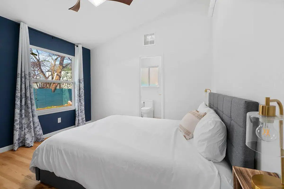 5 bed, 3.5 bath, 2200 sqft, $5,100 — Photo 4