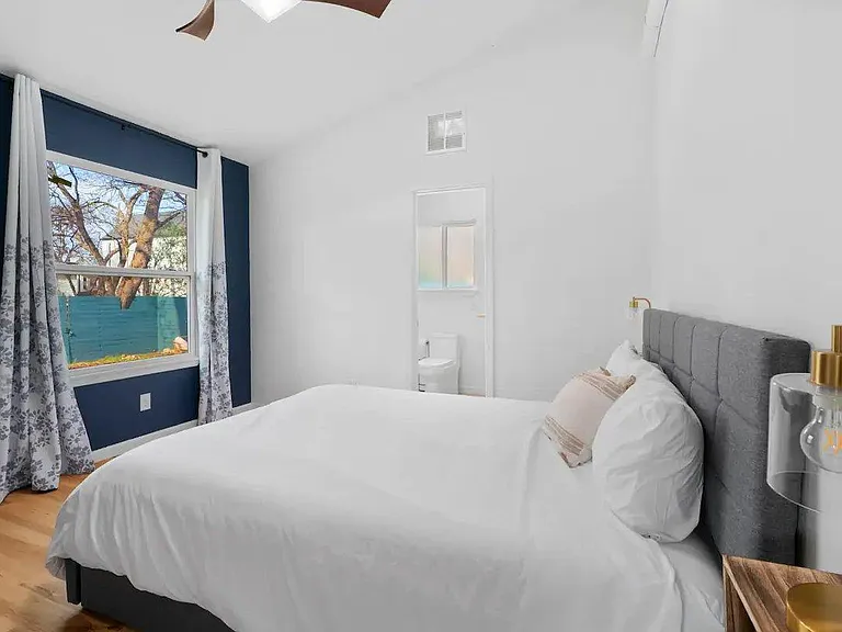 2204 Delcrest Dr — Photo 4