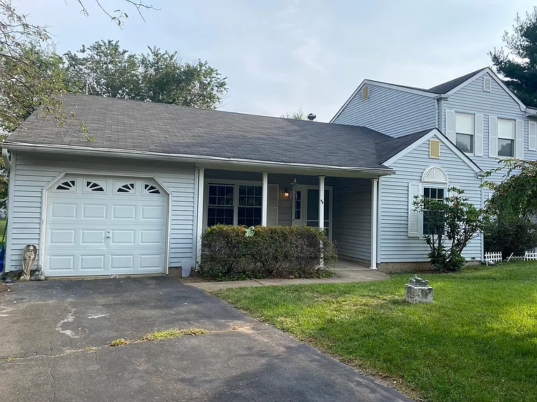 44 Woodbury Rd — Photo 4