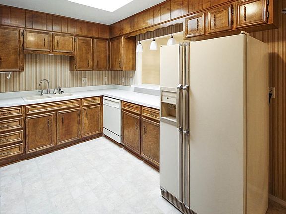 3rd image of 1021 W Caprock St