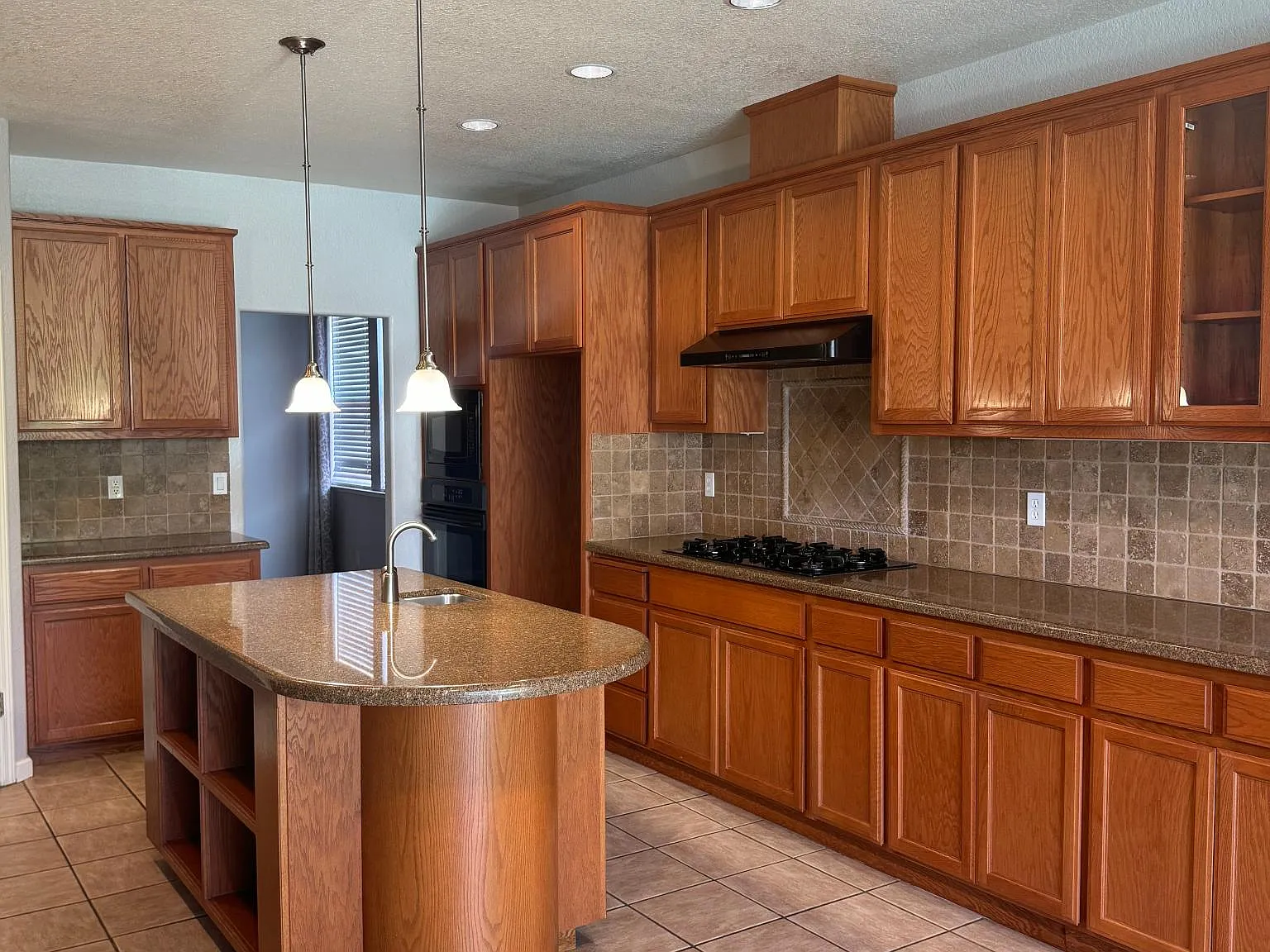 969 Heartland Dr — Photo 2