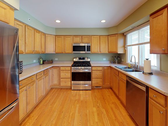 4th image of 302 E Shorewood Dr