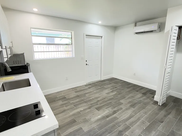 813 SW 29th St #2 — Photo 3