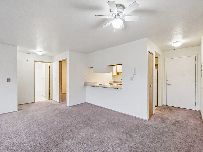 University Court Apartments — Photo 13