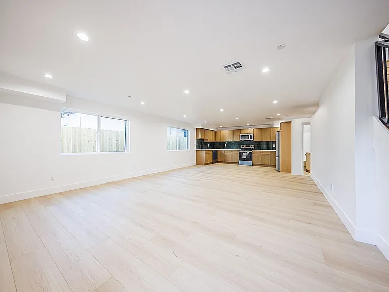 2938 S. Sycamore Ave — Photo 31