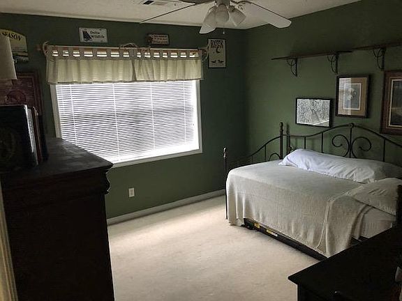 5th image of 221 Gayle Dr