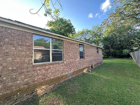 2nd image of 2319 Luther St