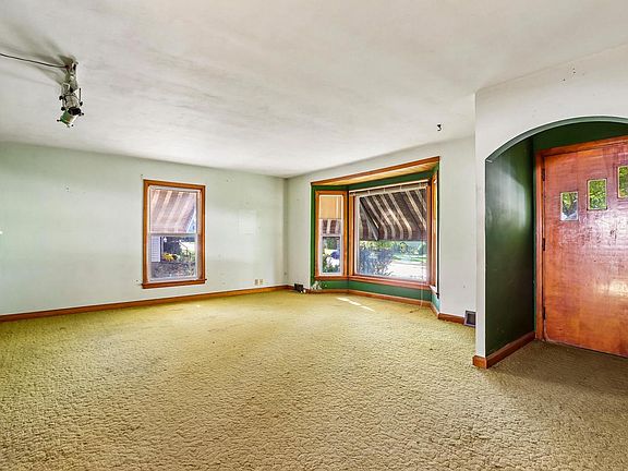 3rd image of 715 Elizabeth STREET
