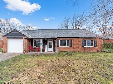 1st image of 742 Walnut Dr