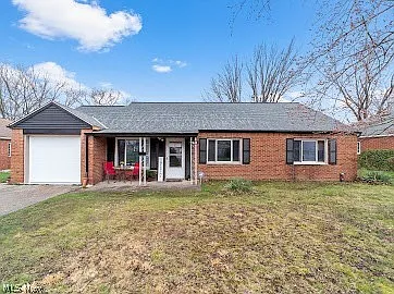 742 Walnut Dr photo 1