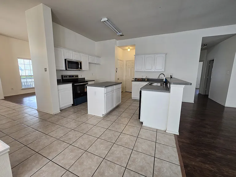 2410 Parkview Dr — Photo 12