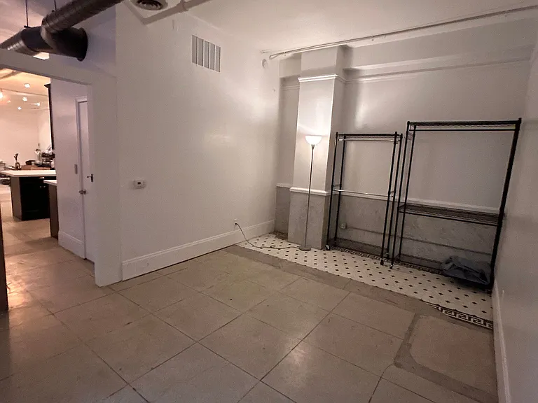 2100 Canyon Dr — Photo 2