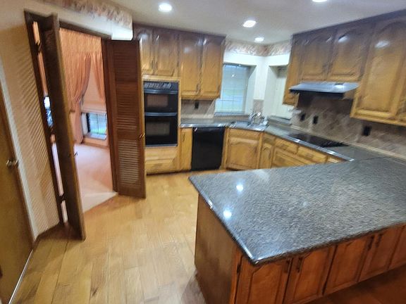 3rd image of 1931 Kensington Dr