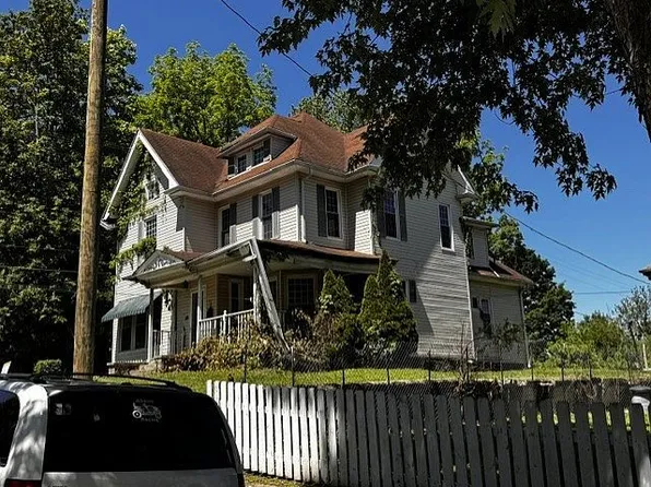 102 John St, Loogootee, IN 47553