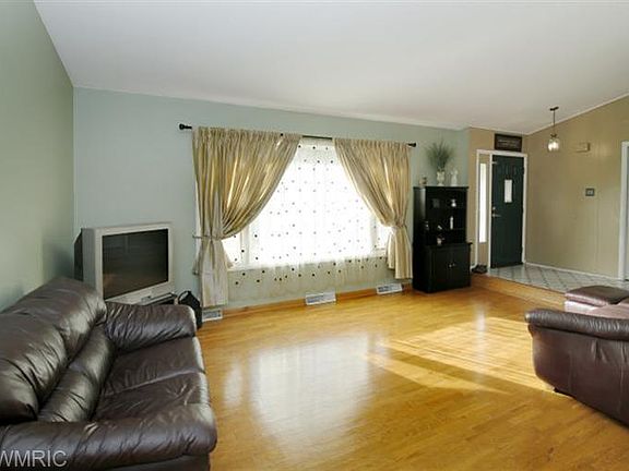 3rd image of 129 Christopher Ln