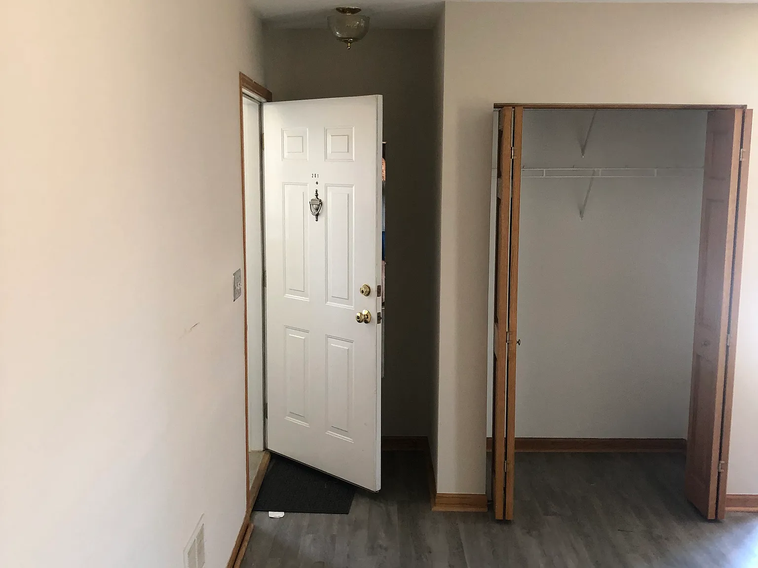 2 bed, 1100 sqft, $2,100 — Photo 1